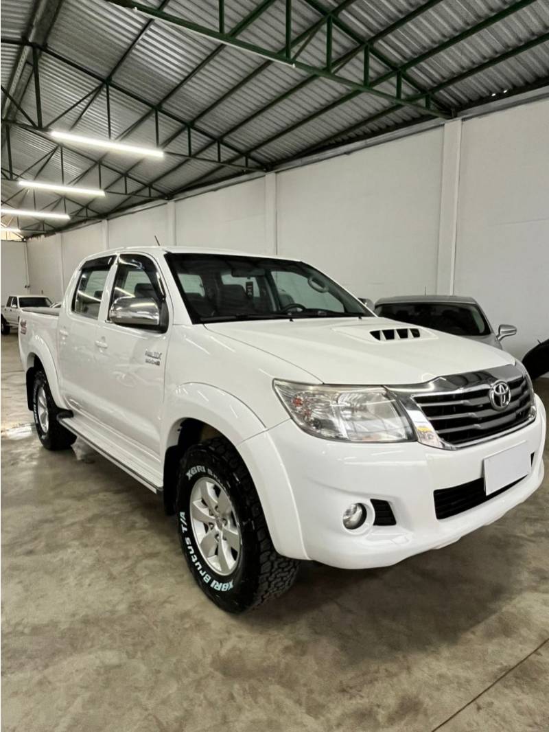 TOYOTA - HILUX - 2014/2014 - Branca - R$ 144.900,00