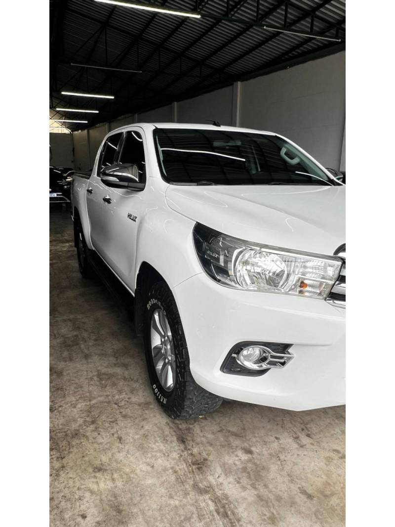 TOYOTA - HILUX - 2016/2017 - Branca - R$ 164.900,00