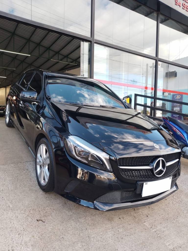MERCEDES-BENZ - A 200 - 2017/2018 - Preta - R$ 119.900,00