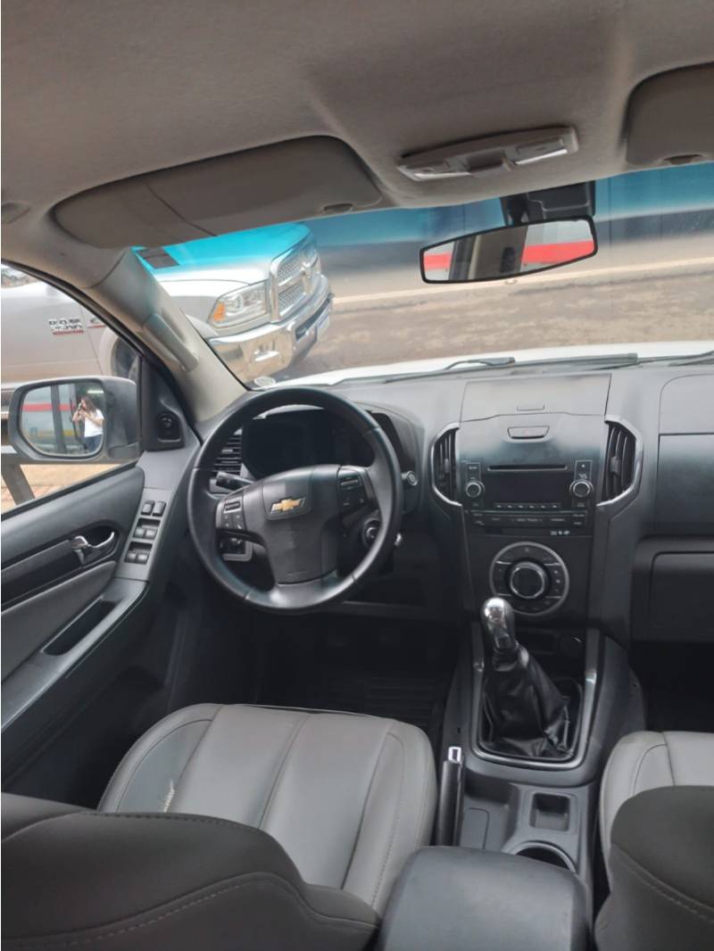 CHEVROLET - S10 - 2012/2013 - Branca - R$ 89.900,00