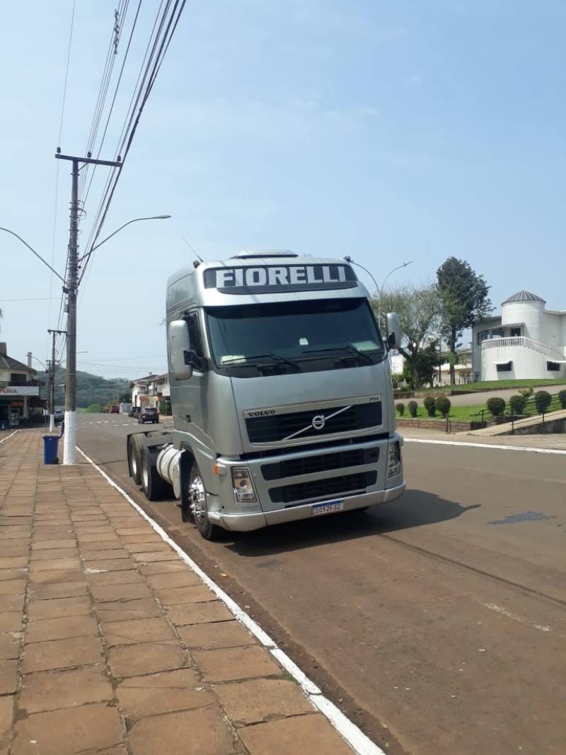 VOLVO - FH - 2008/2008 - Prata - R$ 315.000,00