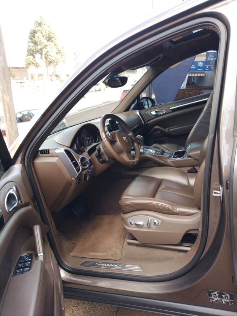 PORSCHE - CAYENNE - 2010/2011 - Marrom - Sob Consulta