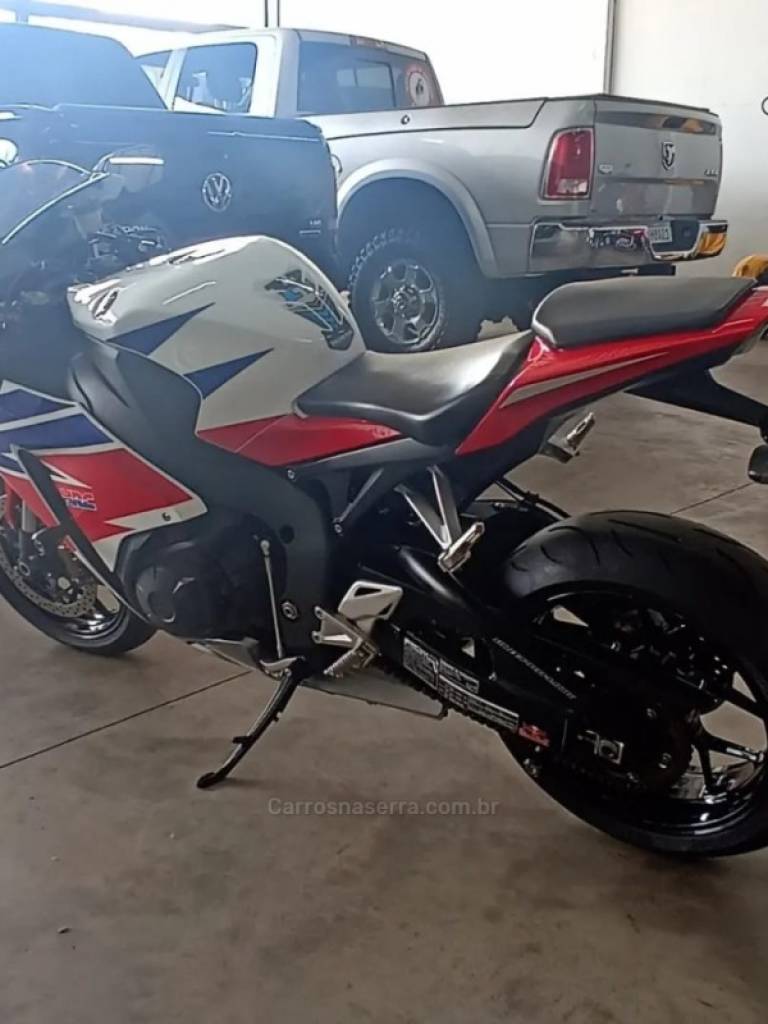 HONDA - CBR 1000RR-R - 2014/2014 - Branca - R$ 62.000,00