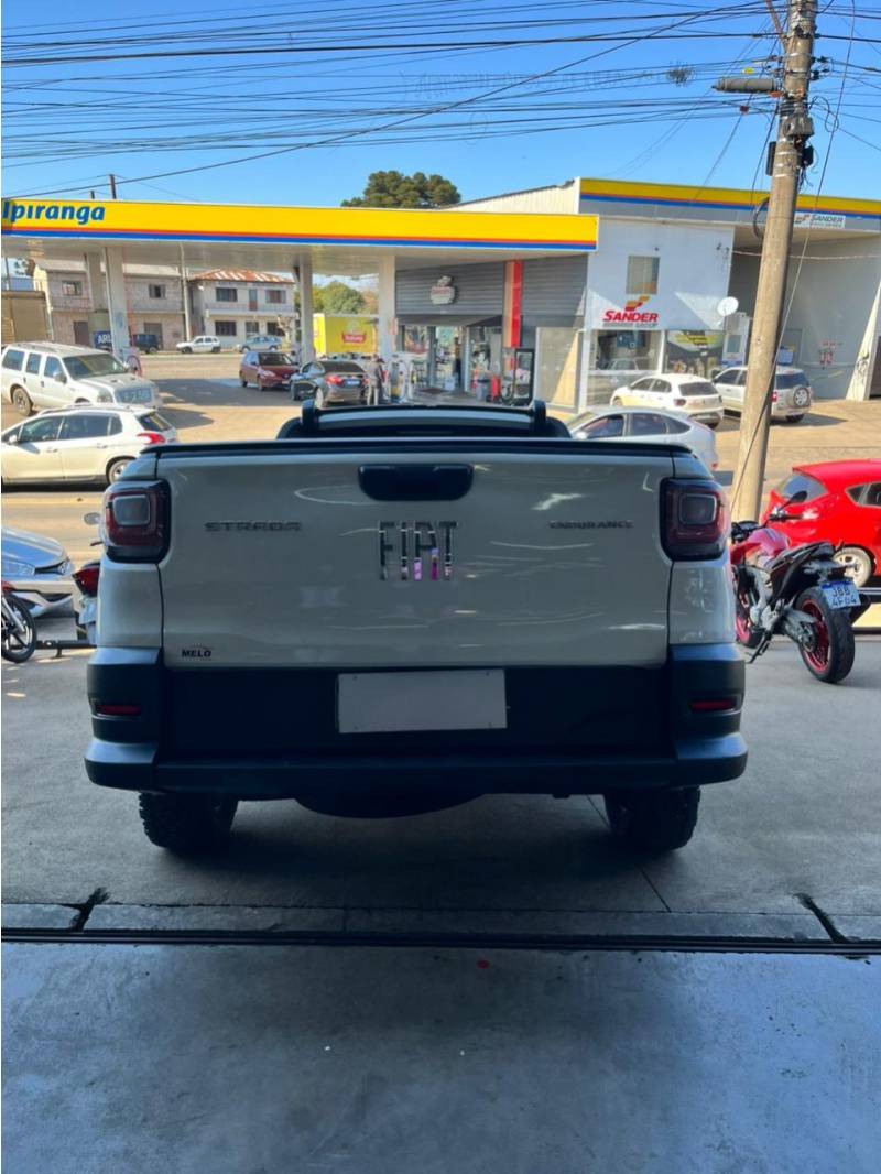FIAT - STRADA - 2021/2022 - Branca - R$ 74.900,00