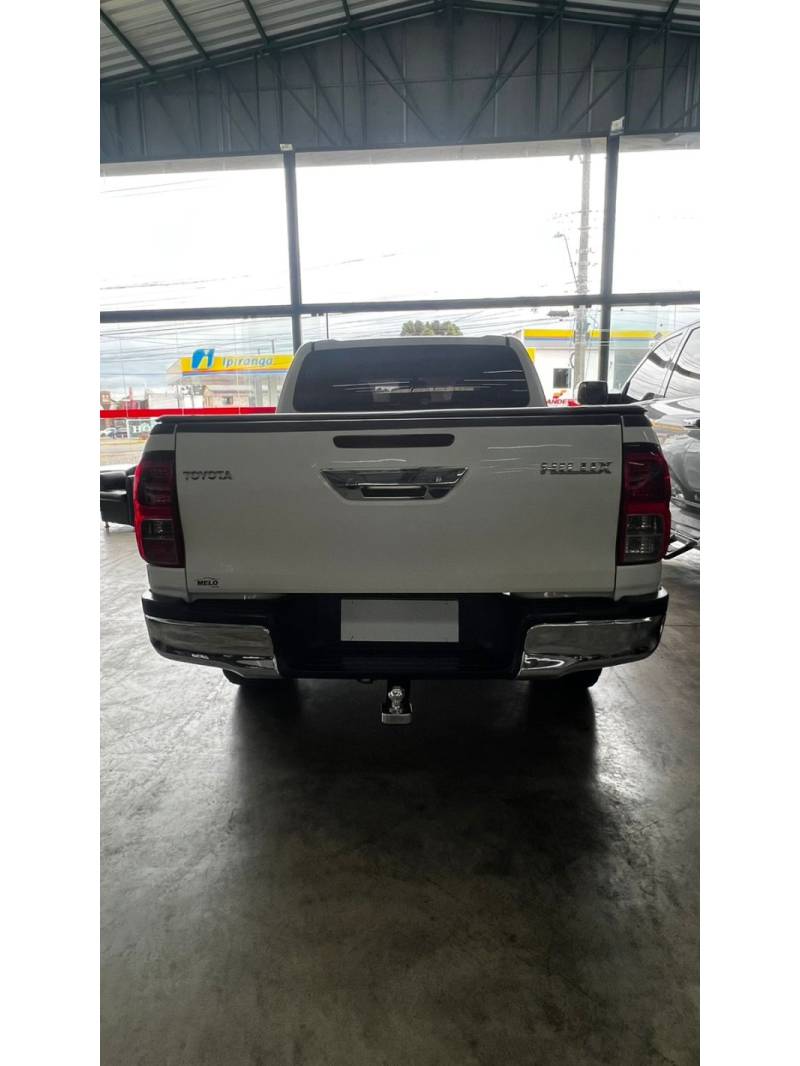 TOYOTA - HILUX - 2016/2017 - Branca - R$ 164.900,00